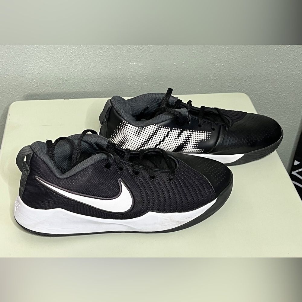 Nike Team Hustle Quick 2 Boy’s Size 6 Youth